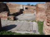 05162 ostia - regio iii - insula xvii - caseggiato di bacco e arianna (iii,xvii,5) - mosaiken - korridor b - raum c - blick ri norden.jpg